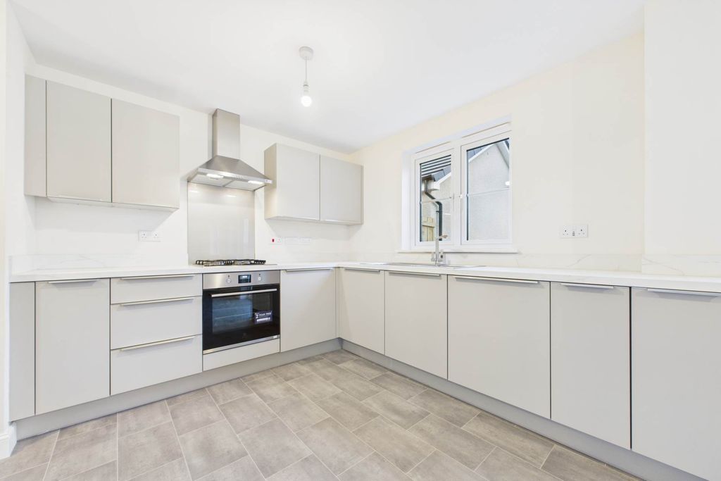 Property photo 2 of 32