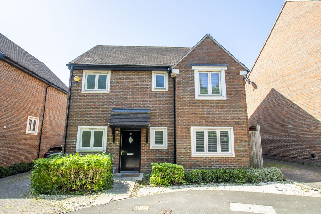 Property photo 1 of 14 Four Bedroom Detached House To Rent In Welling, Da16