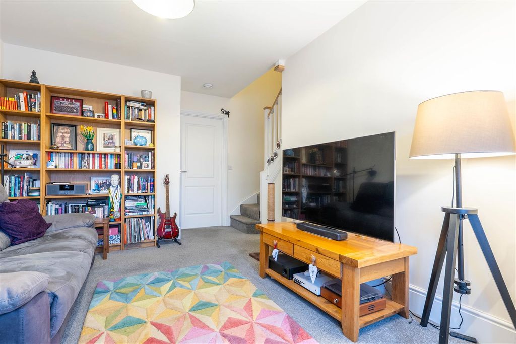 Property photo 2 of 18 Lounge