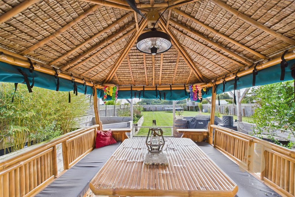 Property photo 2 of 28 Garden/Cabana