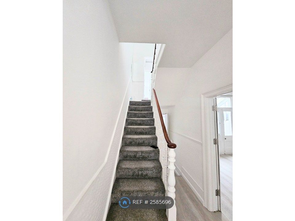 Property photo 2 of 11 Entrance/Hallway