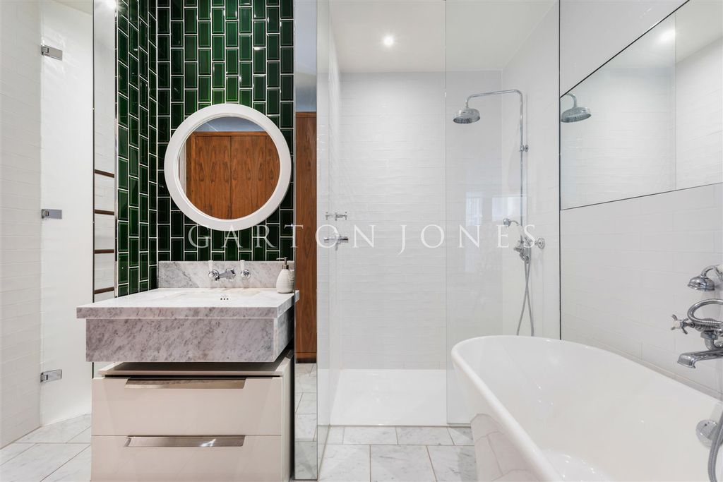 Property photo 3 of 21 En Suite Bathrom