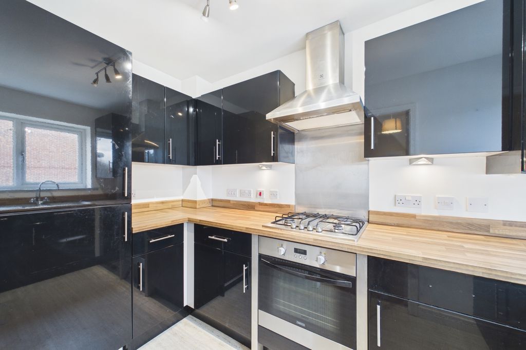 Property photo 3 of 12 Cam02279G0-Pr0052-Still004