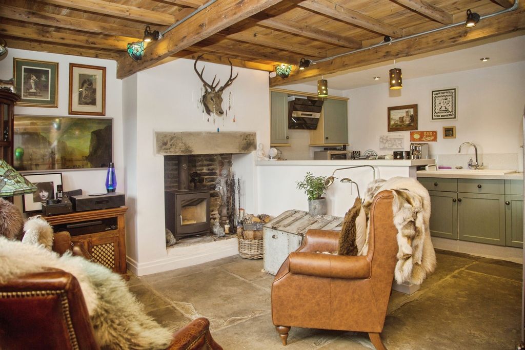 Property photo 2 of 27