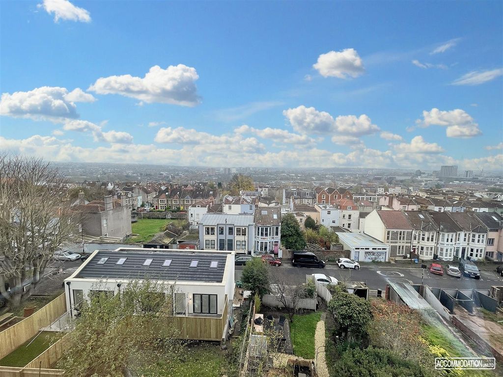 Property photo 1 of 9 Bright Panoramic Views Of The Vibrant Local Area...