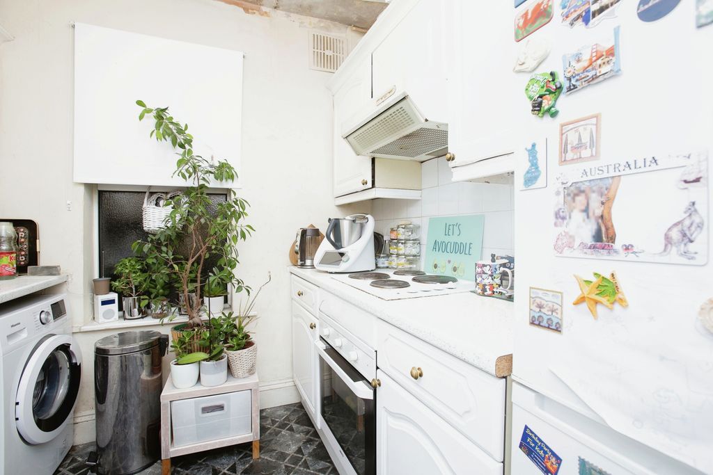 Property photo 3 of 7 Kitchen