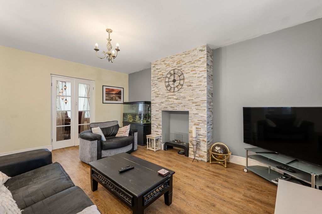 Property photo 2 of 33