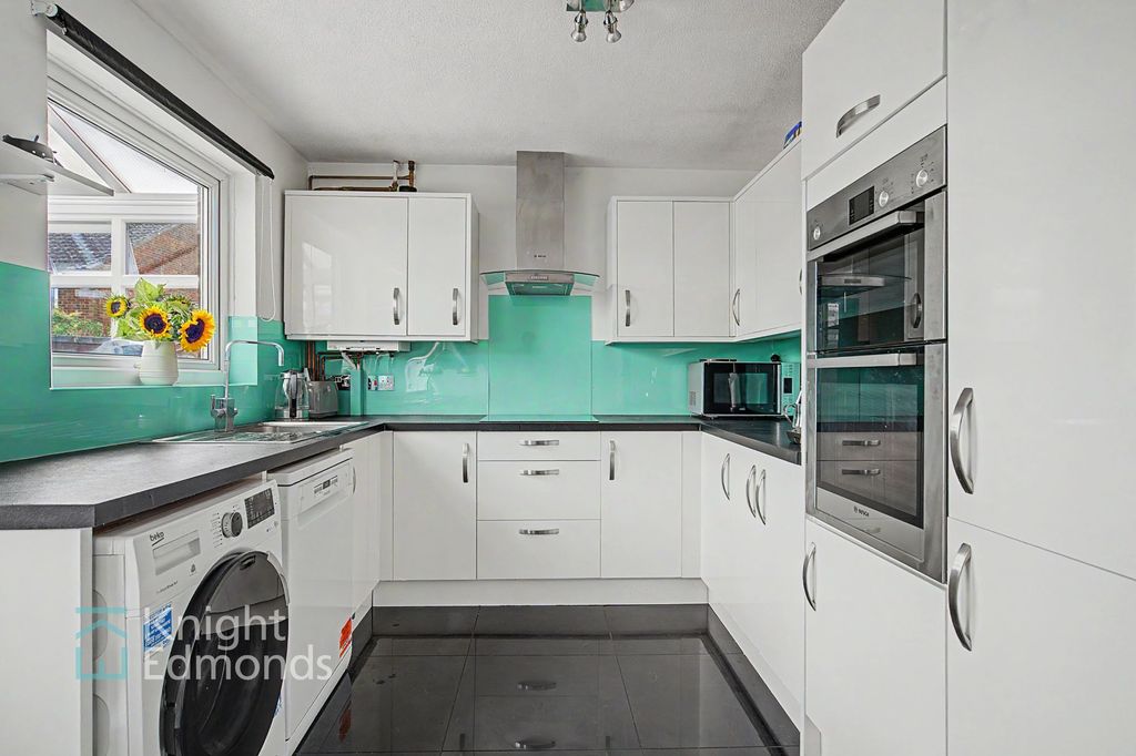 Property photo 3 of 15 Kitchen