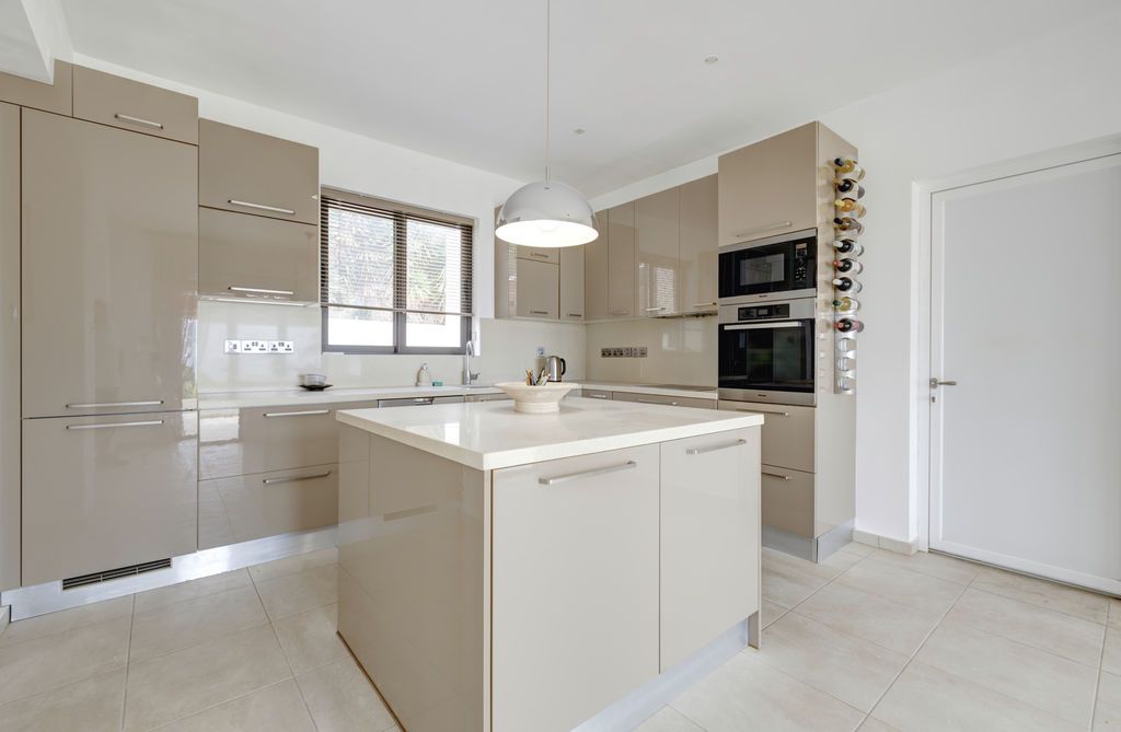 Property photo 3 of 37 Kitchen