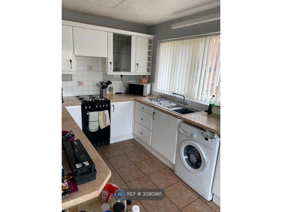 Property photo 3 of 13 Kitchen