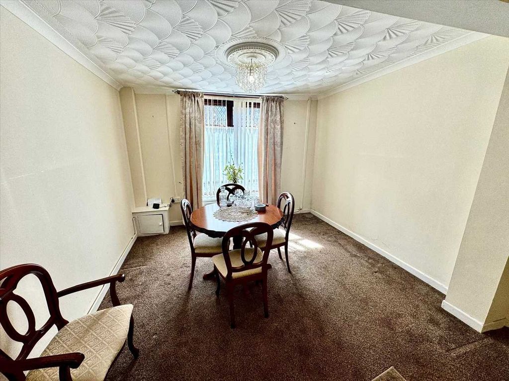 Property photo 3 of 21 Lounge