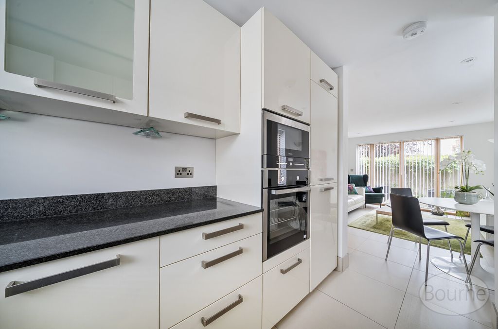 Property photo 3 of 9 72d12F38-A393-47d...