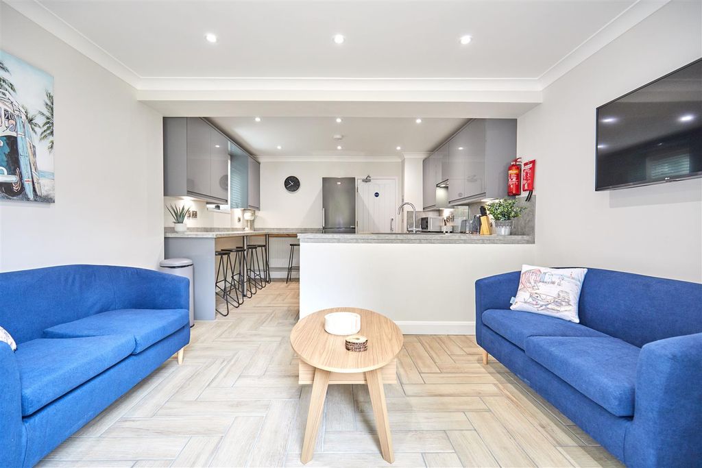 Property photo 1 of 12 Rockingham Road 8.Jpg