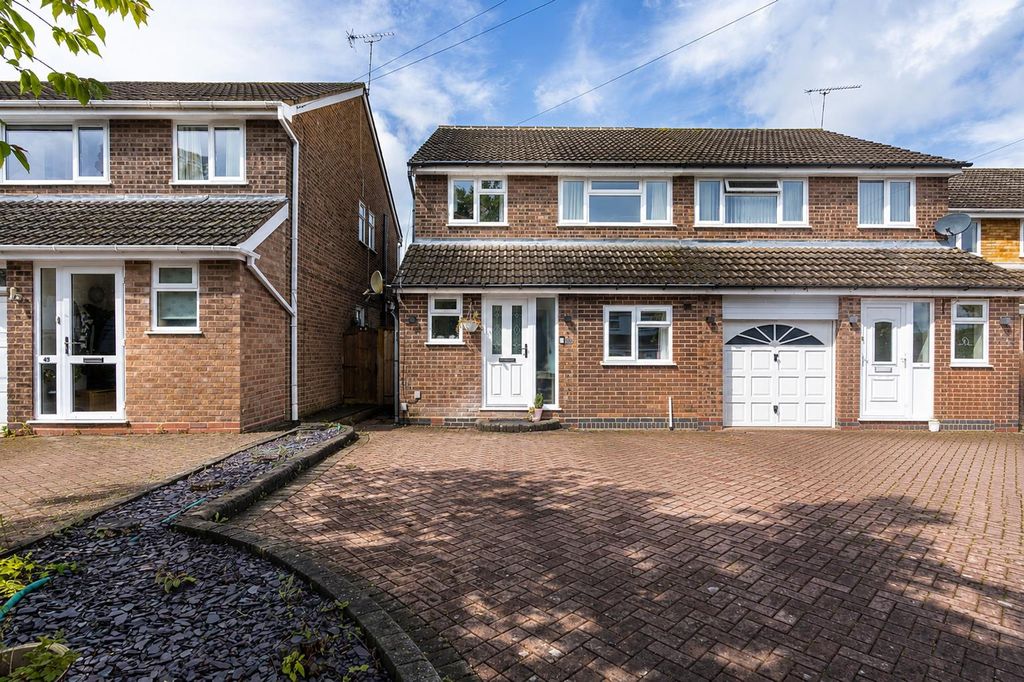 Property photo 1 of 11 45 Leafield Road_13.Jpg