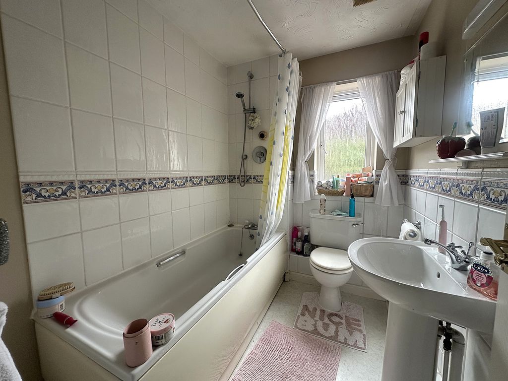 Property photo 3 of 14 Bathroom