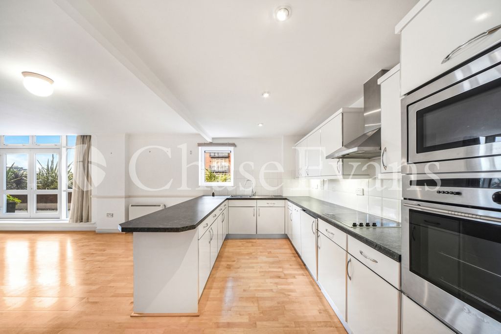 Property photo 3 of 19 Langbourne Place, Is