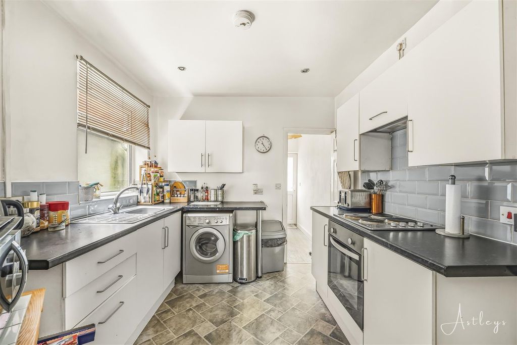 Property photo 3 of 17 Kitchen