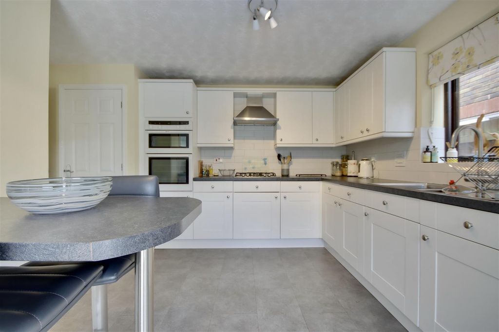 Property photo 3 of 19 Kitchen