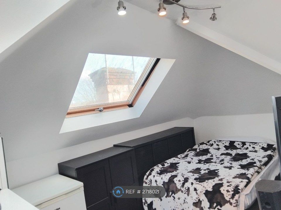 Property photo 2 of 15 Single Bedroom