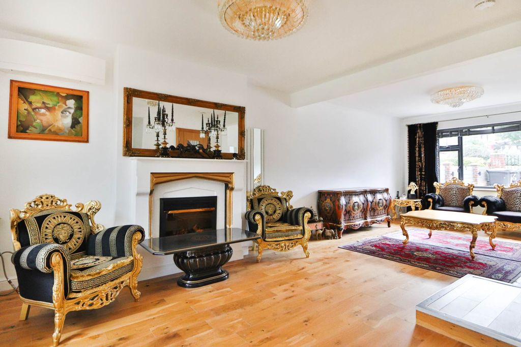 Property photo 2 of 31