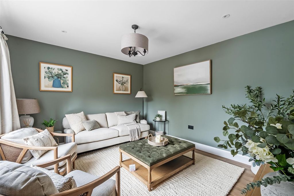 Property photo 3 of 20 Paddock-Grove-5.Jpg