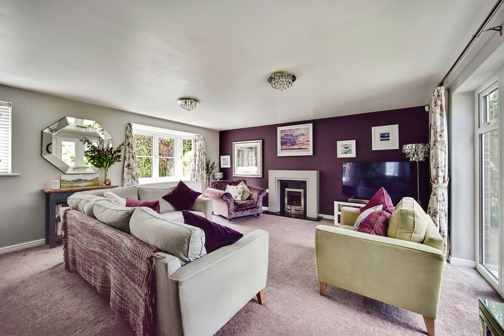 Property photo 3 of 25 Lounge