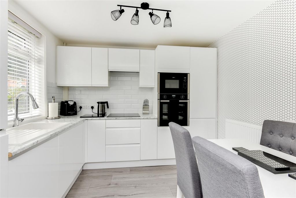 Property photo 3 of 19 1Caxton-13.Jpg
