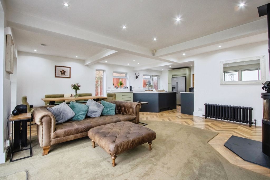 Property photo 3 of 20 Lounge