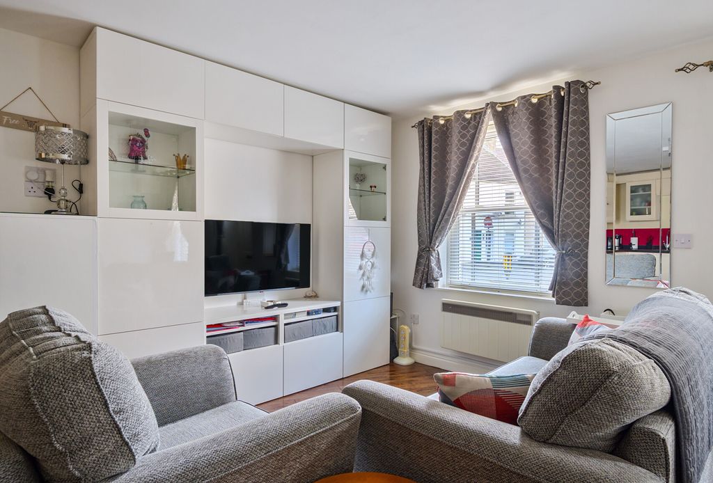 Property photo 2 of 17 Living Space