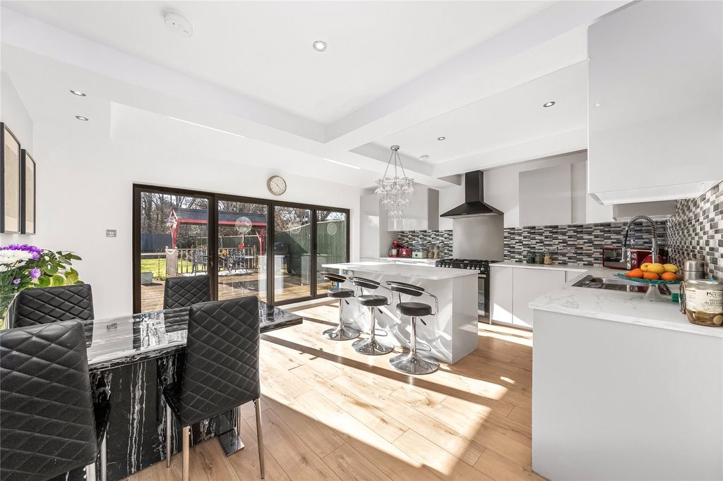 Property photo 2 of 17 Picture No. 11