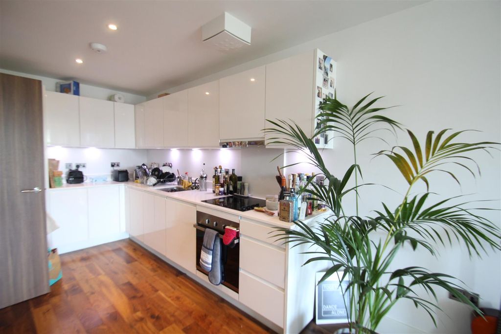 Property photo 2 of 11 Kitchen