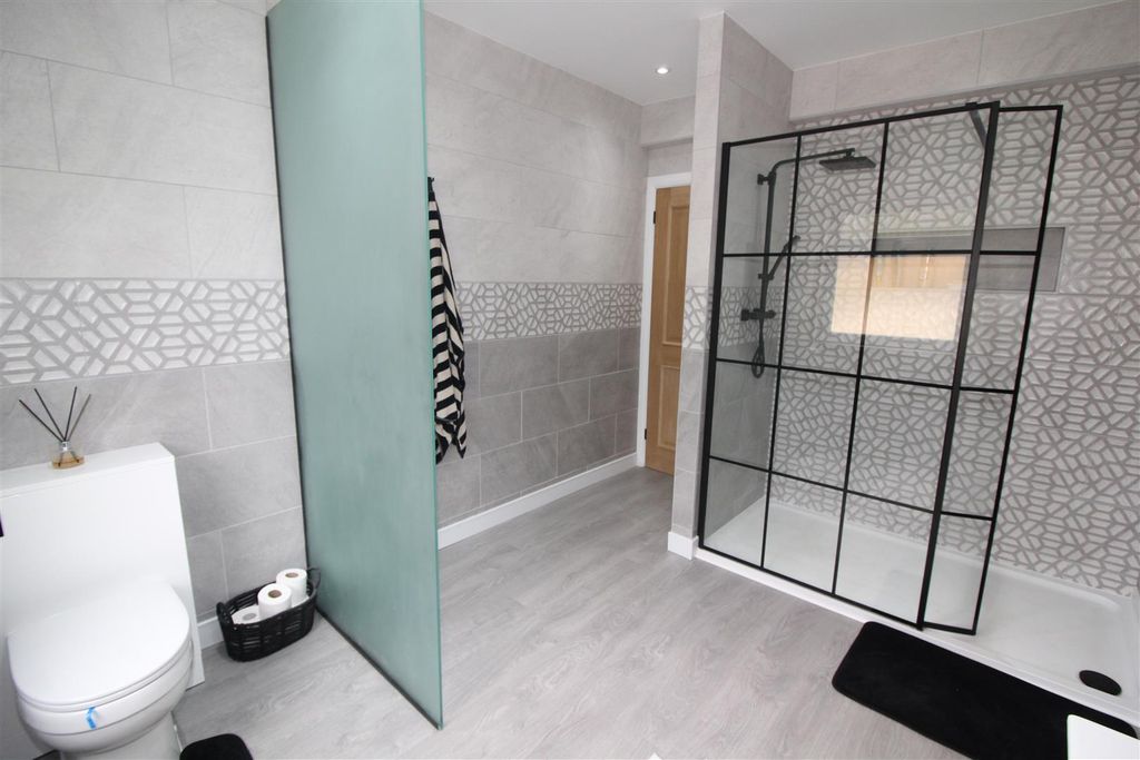 Property photo 2 of 44 En-Suite Shower Room