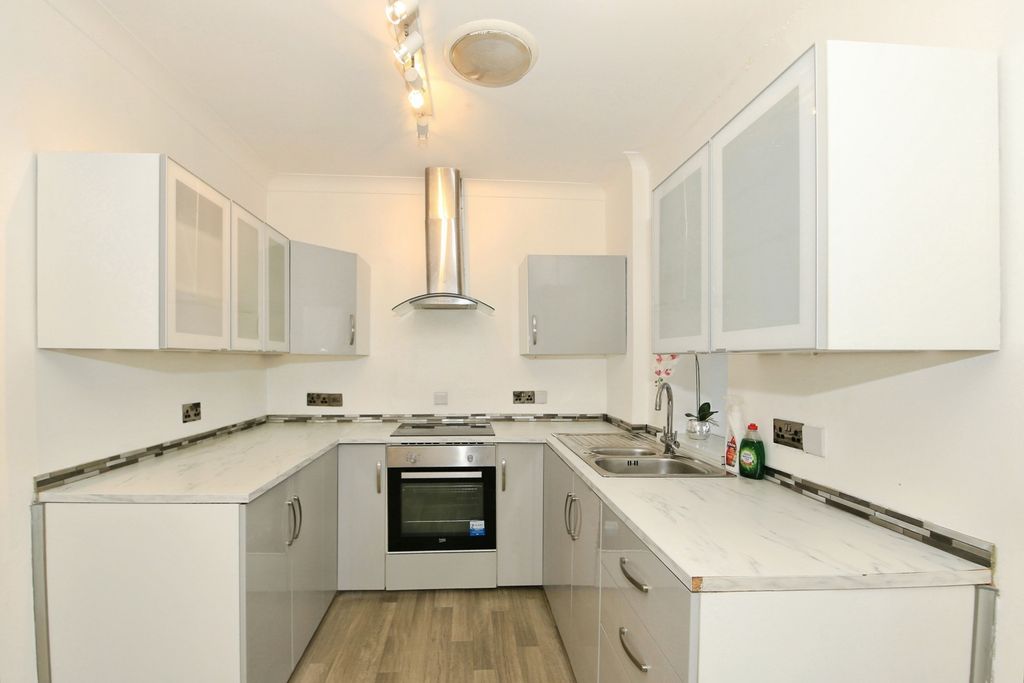 Property photo 3 of 10 Kitchen