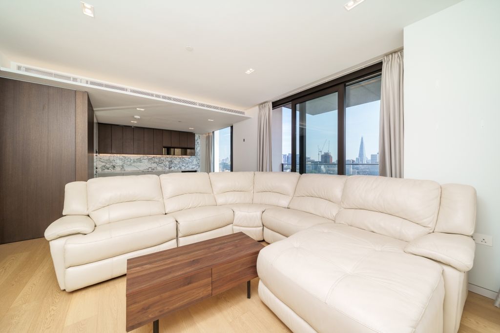 Property photo 3 of 15 Casson Square 1F1...