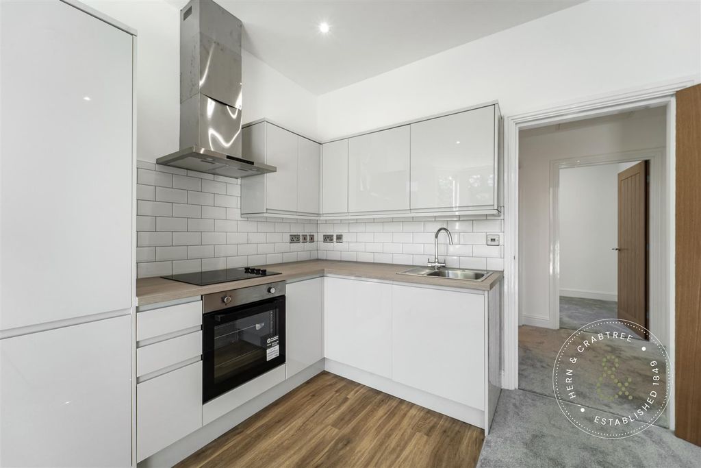 Property photo 3 of 10 207 Cathedral Rd Flat 3-2.Jpg