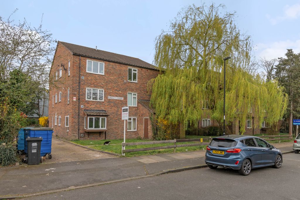 Property photo 1 of 8 18 Radley Court,Br1 - 10