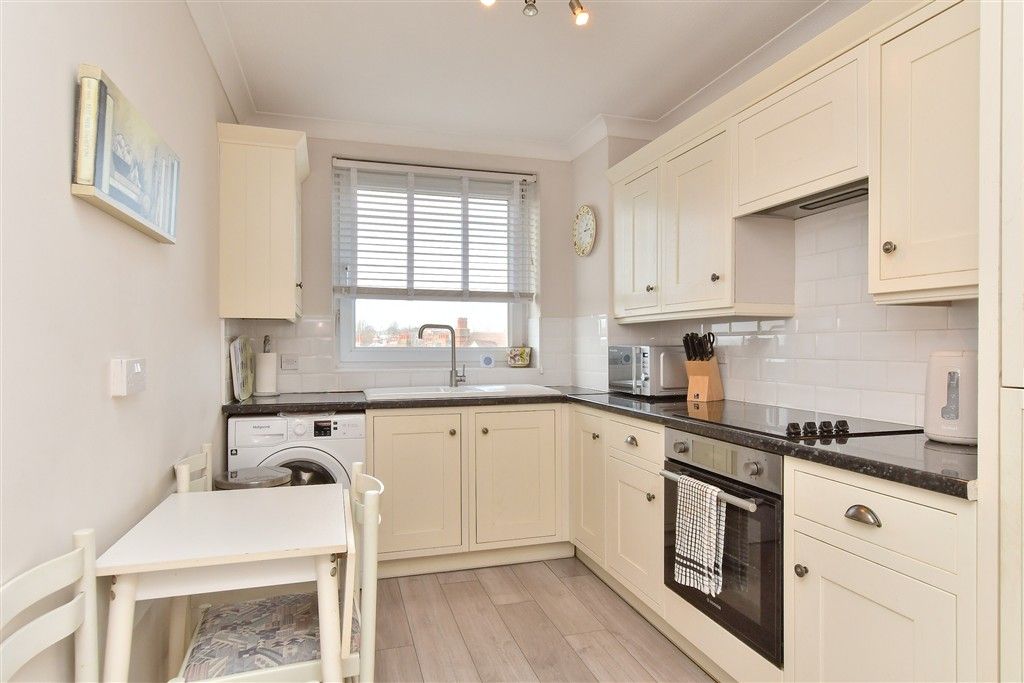 Property photo 3 of 9 Kitchen