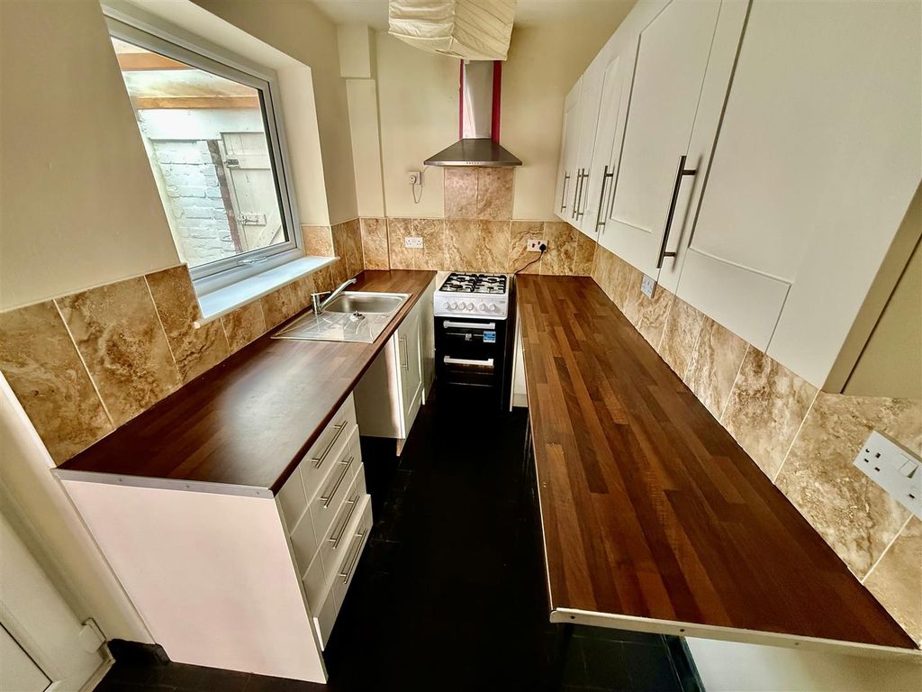 Property photo 2 of 10 Kitchen
