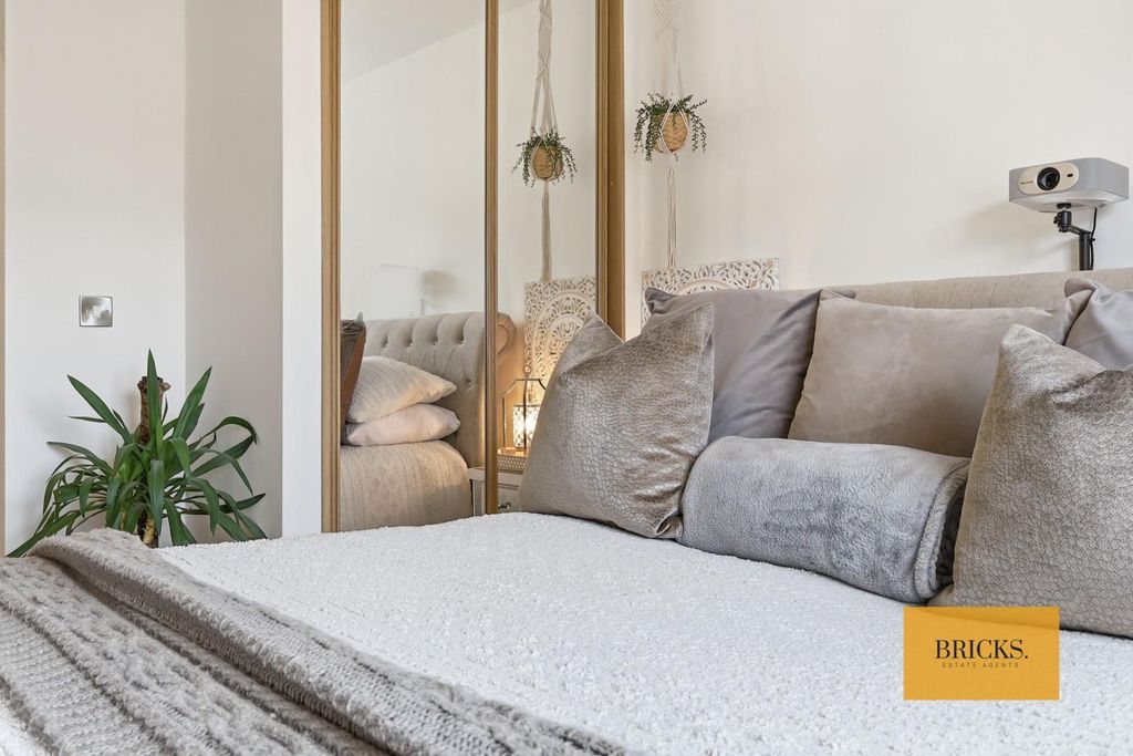 Additional image 15 of 2 bed flat for saleBuckingham Road, Epping CM16
