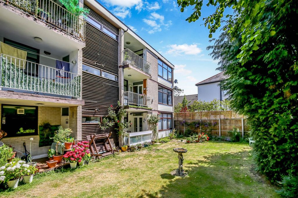 Property photo 1 of 20 1729436580 - 4 Great Elms, Kt17 - 2.Jpg