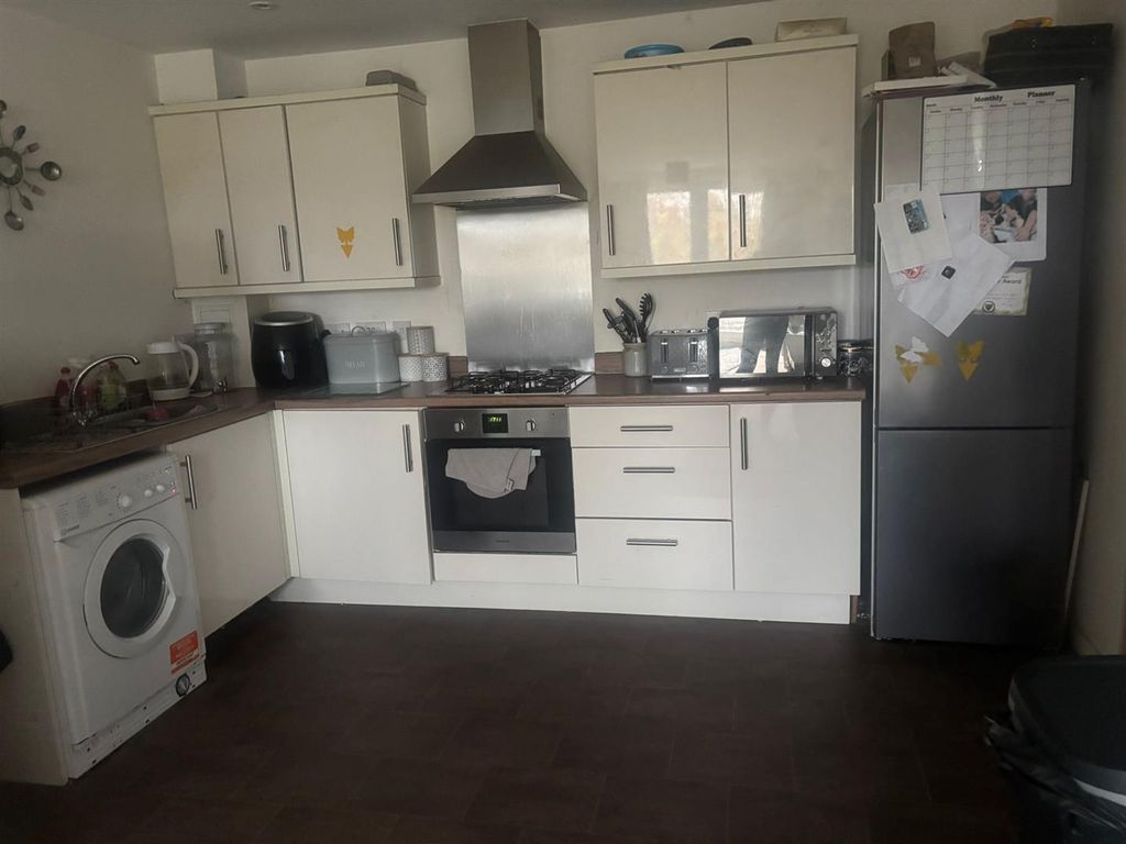 Property photo 3 of 12 Kitchen v2.Jpg