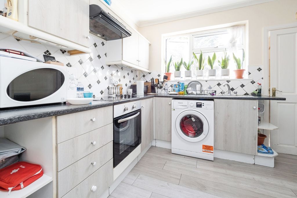 Property photo 3 of 17 Kitchen