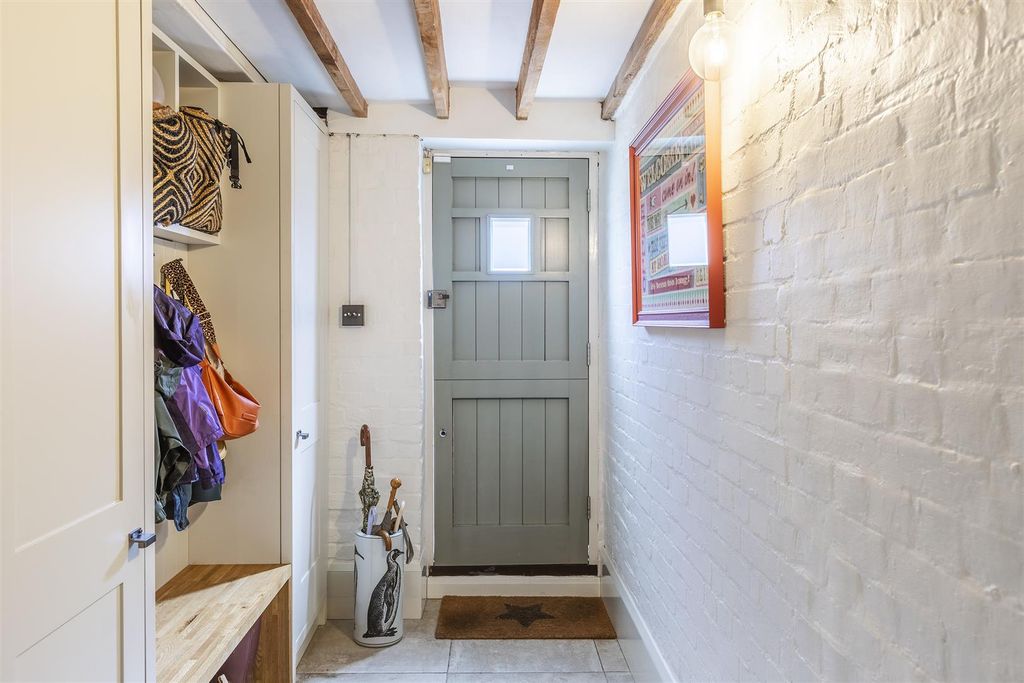 Property photo 2 of 47 Entrance Hall