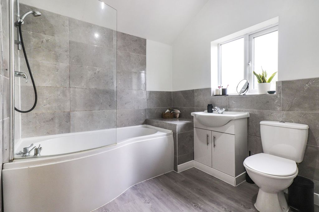 Property photo 3 of 18 Kitchen