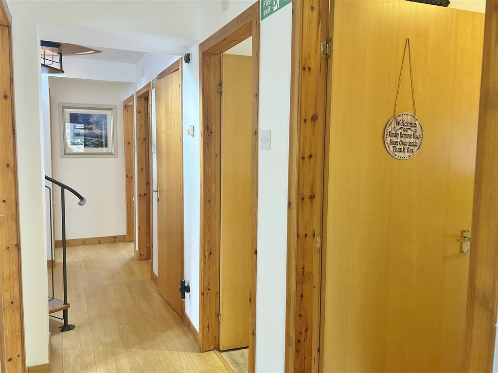 Property photo 3 of 26 Entrance Hall