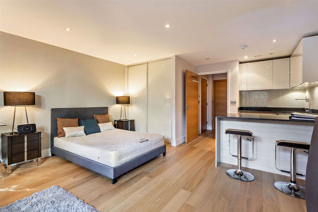 Property photo 3 of 7 Bedroom/Reception