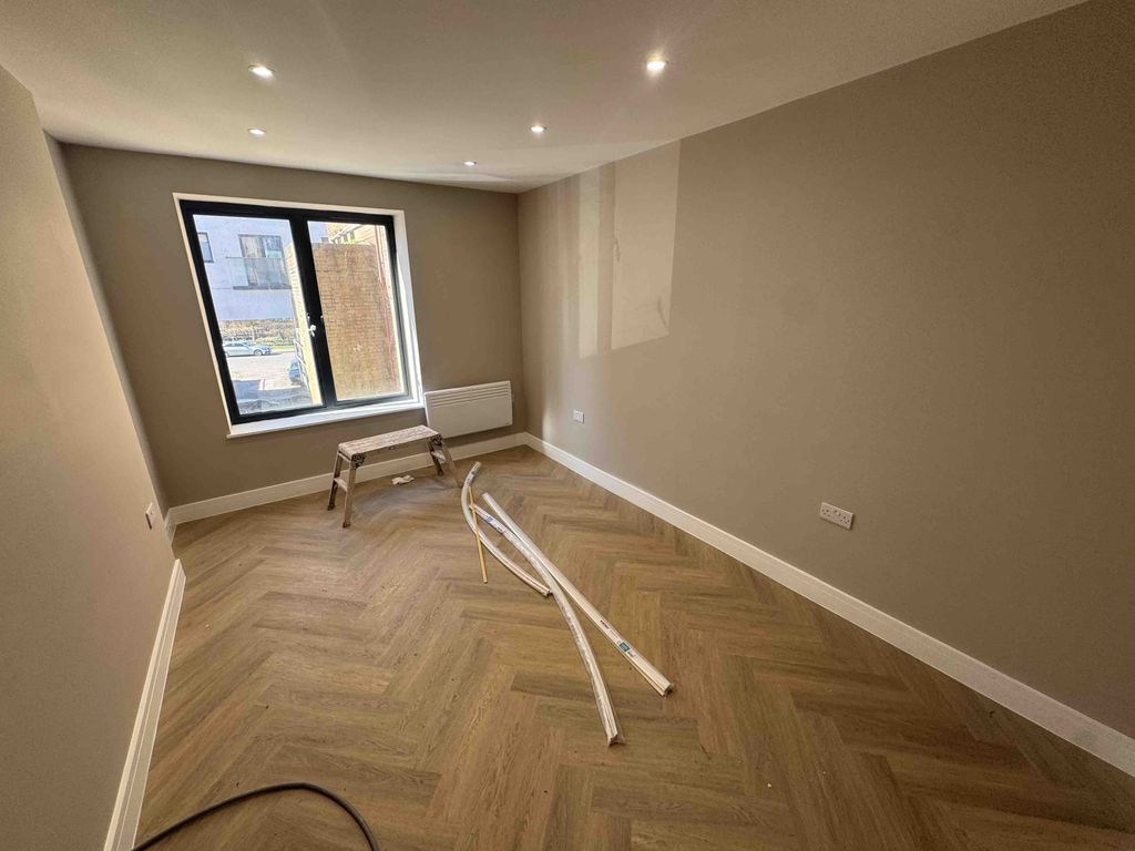 Property photo 3 of 6 Gallery