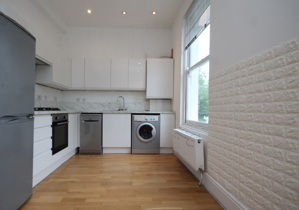 Property photo 2 of 8 Kitchen
