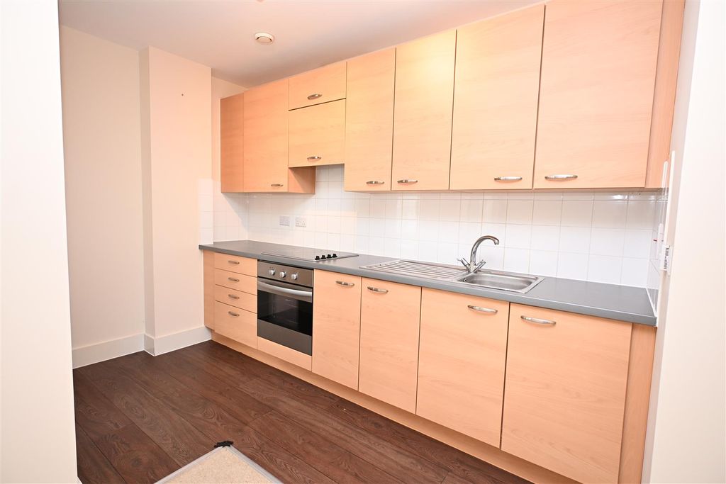 Property photo 3 of 11 Kitchen