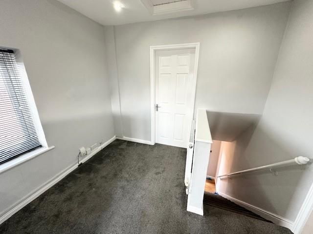 Property photo 3 of 10 Landing